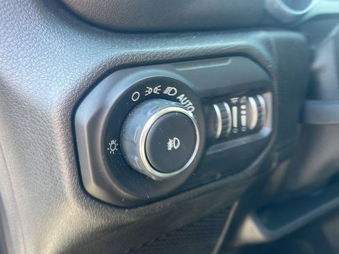 Used 2018 Jeep Wrangler Unlimited Sahara AWD/4WD image 18