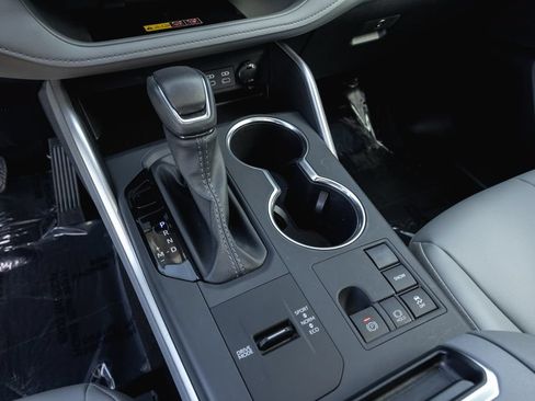 Certified 2025 Toyota Highlander XLE FWD image 17