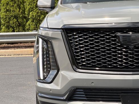 Used 2026 Cadillac Escalade Platinum Sport w/ LPO, Floor Liner Package AWD/4WD image 19