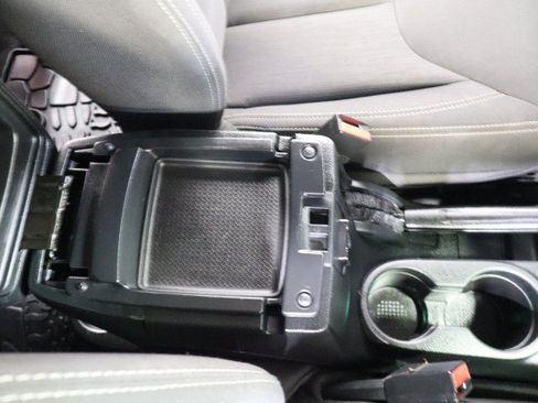 Used 2017 Jeep Wrangler Unlimited Sahara w/ Connectivity Group AWD/4WD image 50