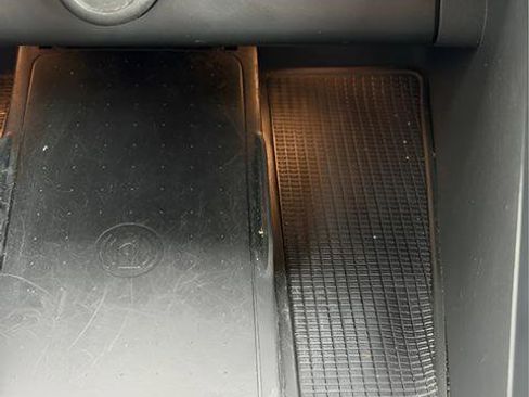 Used 2024 Volvo XC40 B5 Plus image 20