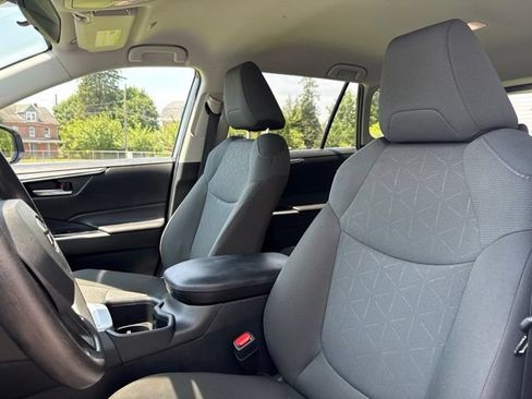 Used 2025 Toyota RAV4 XLE AWD/4WD image 10