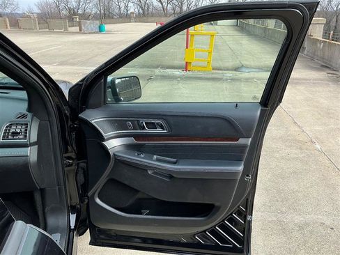 Used 2017 Ford Explorer Platinum image 36