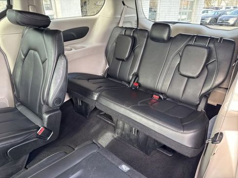 Used 2024 Chrysler Pacifica Touring-L image 22