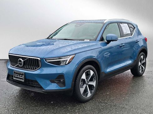 Used 2025 Volvo XC40 B5 Plus image 7