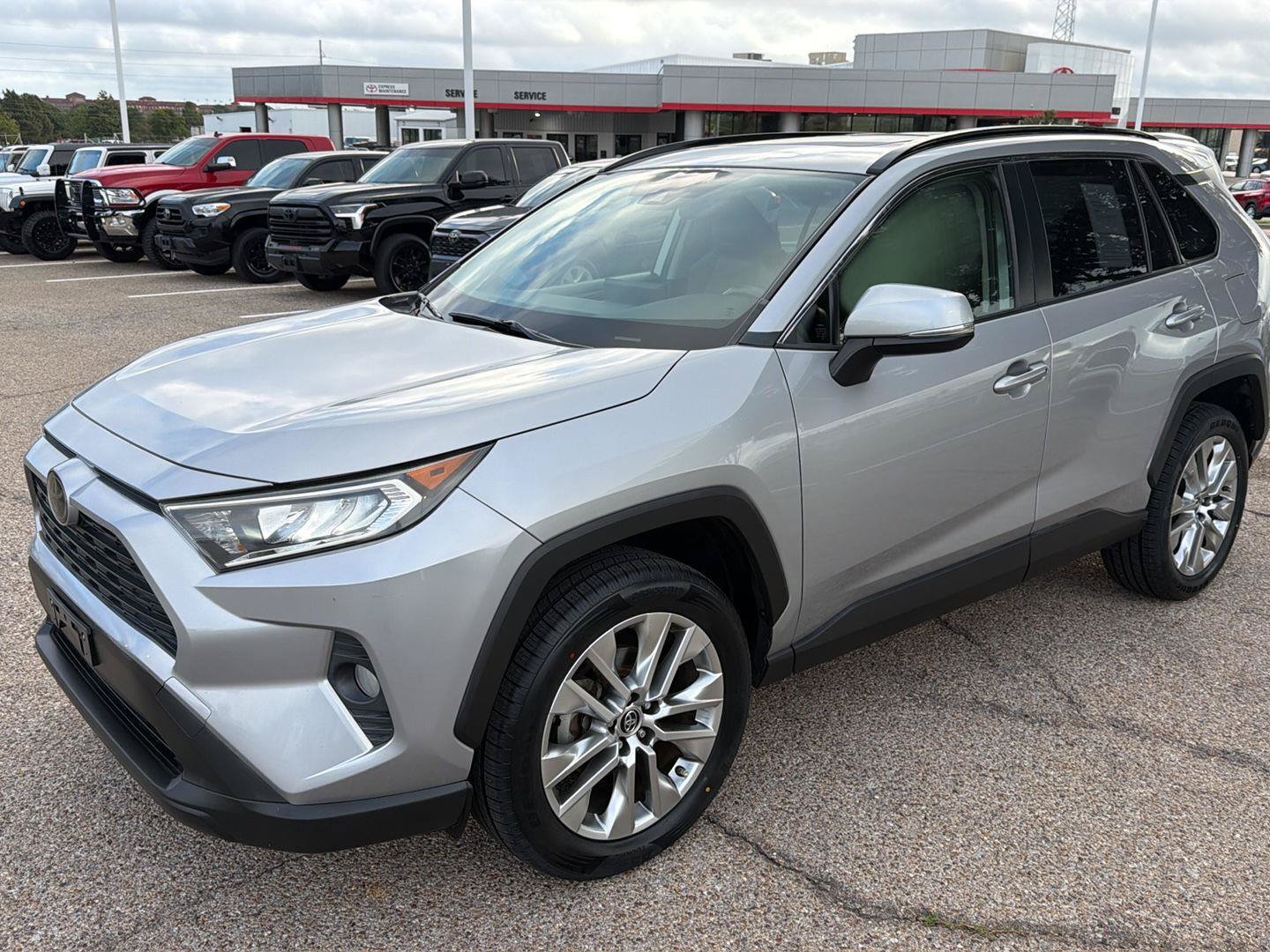 Used 2019 Toyota RAV4 XLE Premium w/ Cold Weather Package FWD image 7