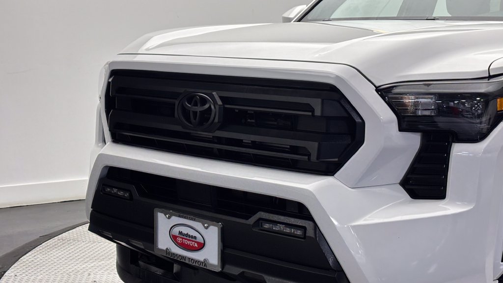 Used 2025 Toyota Tacoma SR5 AWD/4WD image 2