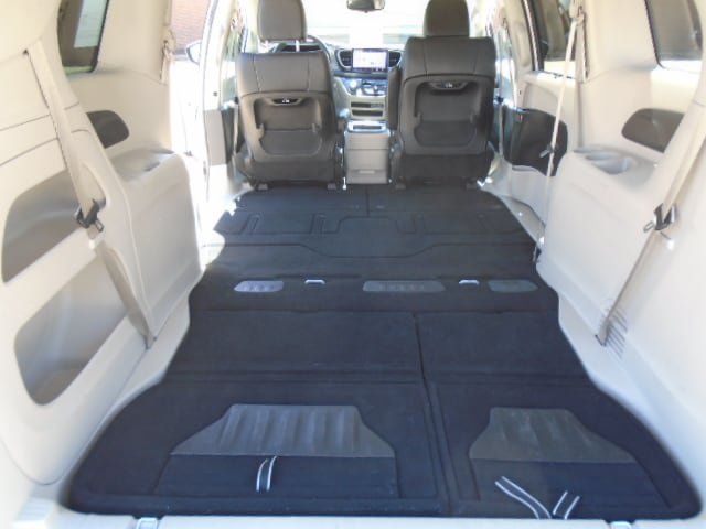 Used 2023 Chrysler Pacifica Touring-L FWD image 4