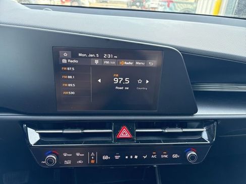 Used 2025 Kia Niro LX image 13