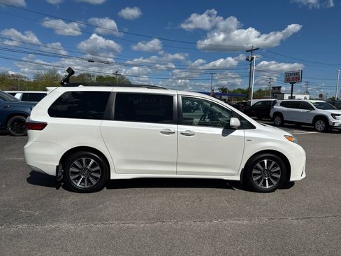 Used 2019 Toyota Sienna XLE Premium AWD/4WD image 6