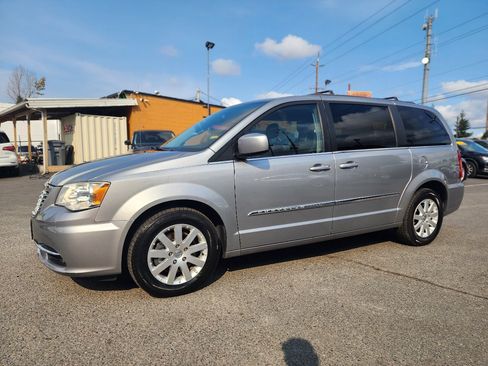 Used 2014 Chrysler Town & Country Touring image 10