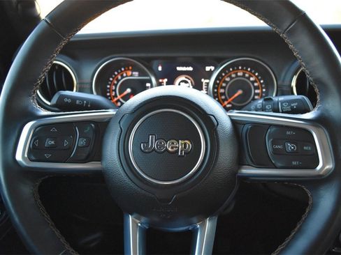 Used 2022 Jeep Wrangler Unlimited Sahara image 16