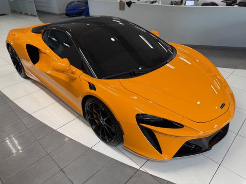 Used 2023 McLaren Artura image 8