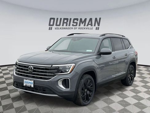 Used 2025 Volkswagen Atlas SE w/ Black Wheel Package image 22