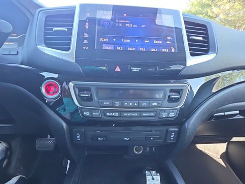 Used 2017 Honda Pilot Touring image 16