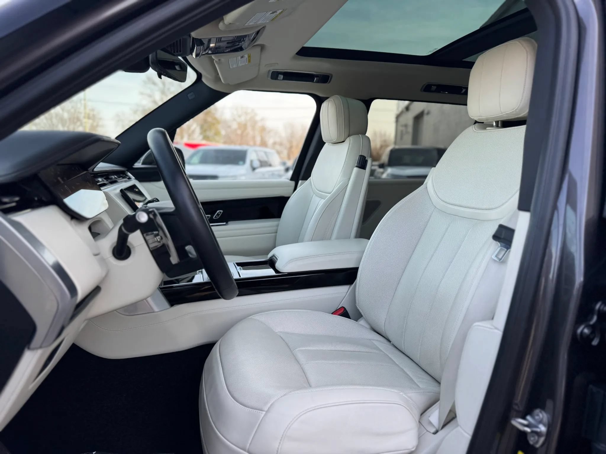 Used 2025 Land Rover Range Rover Long Wheelbase SE AWD/4WD image 15