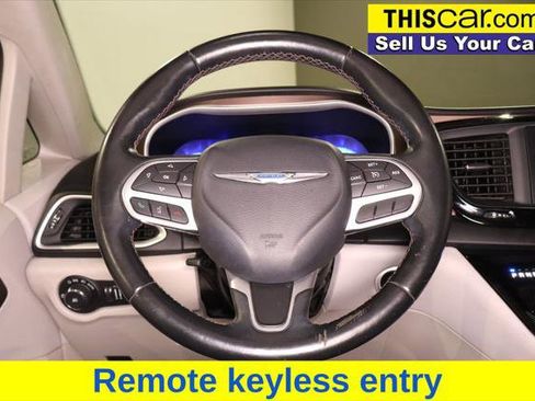 Used 2017 Chrysler Pacifica Touring-L FWD image 13