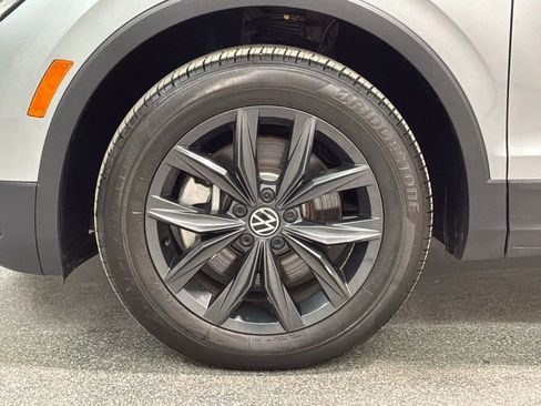 Used 2024 Volkswagen Tiguan SE w/ Panoramic Sunroof Package image 31