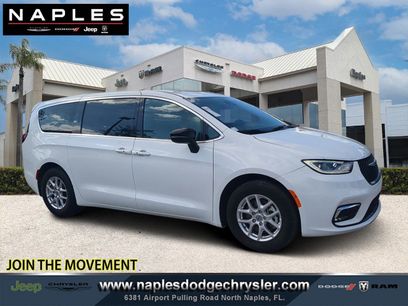 Used 2025 Chrysler Pacifica Select