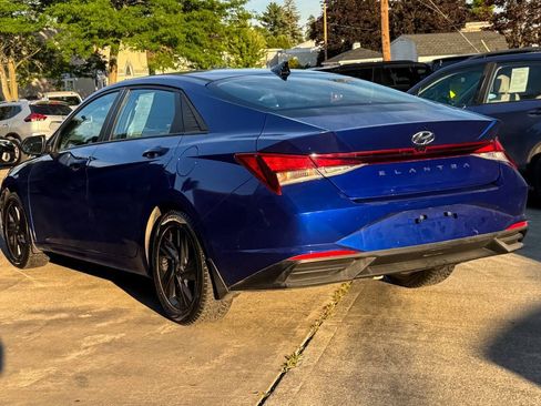 Used 2022 Hyundai Elantra SEL w/ Convenience Package FWD image 4