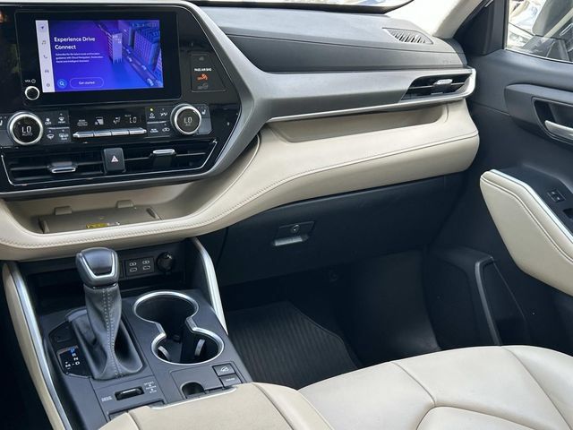 Used 2023 Toyota Highlander XLE AWD/4WD image 26