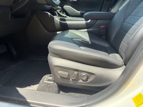 Used 2024 Toyota Highlander XLE AWD/4WD image 16