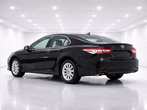 Used 2019 Toyota Camry LE FWD image 3