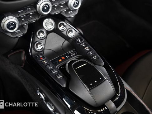 Used 2021 Aston Martin V8 Vantage Roadster image 30