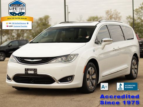 Used 2018 Chrysler Pacifica Limited w/ Advanced Safetytec Group image 3