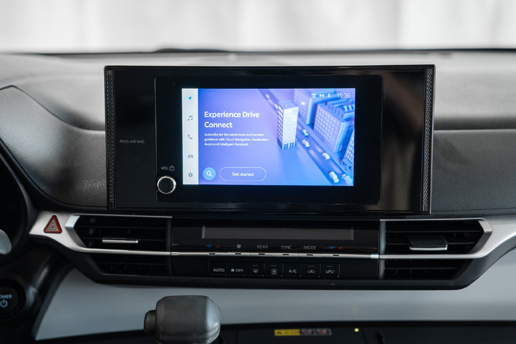 Used 2025 Toyota Sienna LE FWD image 16
