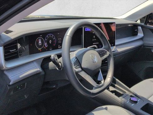 Certified 2026 Volkswagen Tiguan SE w/ Panoramic Sunroof Package FWD image 10
