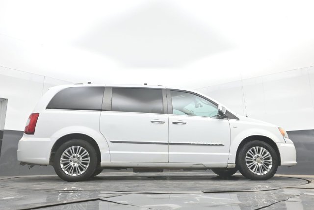 Used 2014 Chrysler Town & Country Touring-L FWD image 47