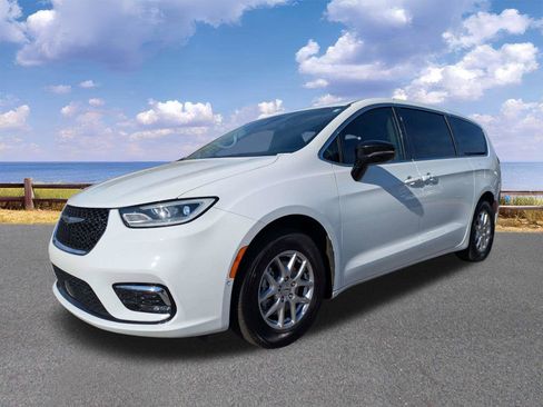 Used 2024 Chrysler Pacifica Touring-L image 4