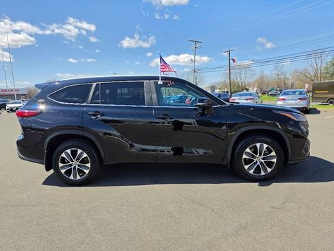 Used 2023 Toyota Highlander XLE AWD/4WD image 8