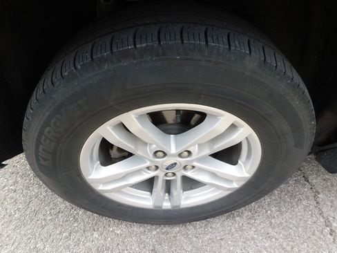 Used 2023 Ford Explorer XLT image 7