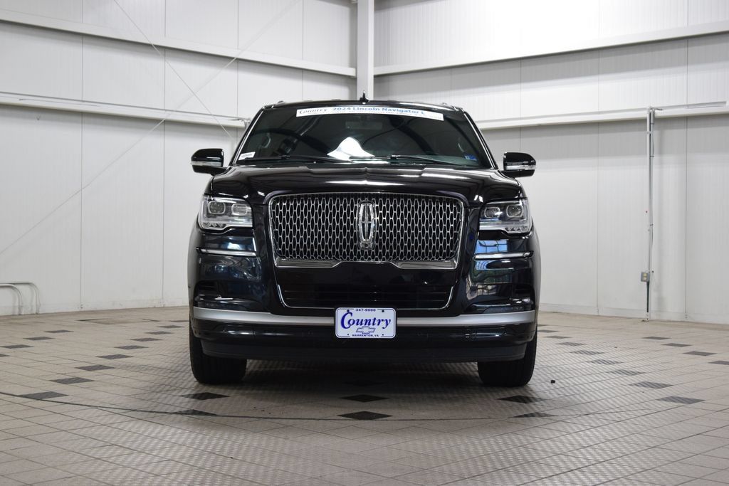 Used 2024 Lincoln Navigator L 4WD image 2