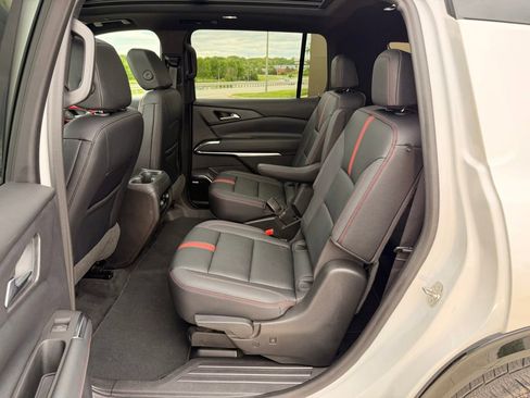 Used 2024 Chevrolet Traverse RS FWD image 17