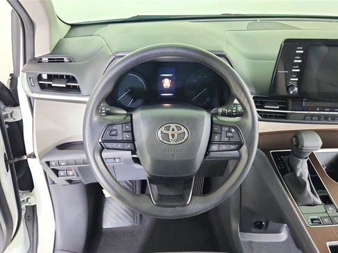 Used 2024 Toyota Sienna LE image 28