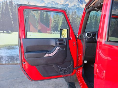 Used 2015 Jeep Wrangler Unlimited Sahara AWD/4WD image 11