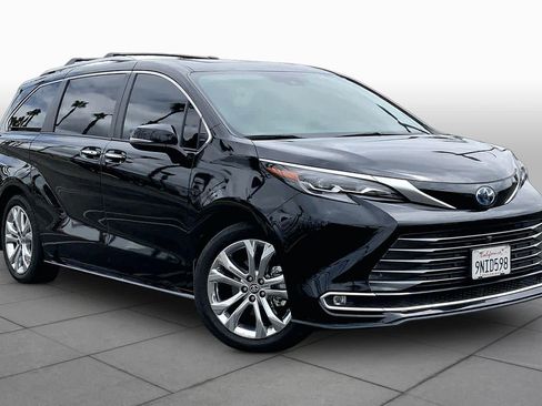 Certified 2024 Toyota Sienna Platinum FWD image 2