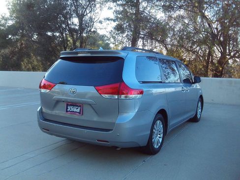 Used 2012 Toyota Sienna XLE w/ Premium Pkg FWD image 5