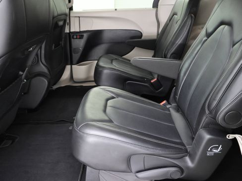 Used 2024 Chrysler Pacifica Touring-L image 9