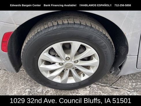 Used 2017 Chrysler Pacifica Touring w/ Tire & Wheel Group image 9