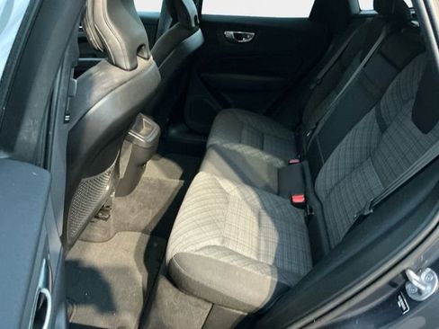 Used 2022 Volvo XC60 B5 Momentum image 14