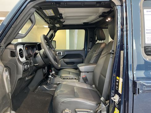 Used 2025 Jeep Gladiator Sport AWD/4WD image 16