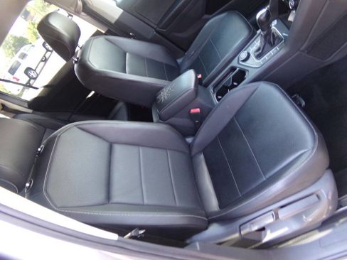 Used 2021 Volkswagen Tiguan SE image 30