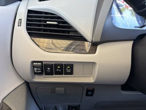 Used 2016 Toyota Sienna XLE Premium FWD image 27