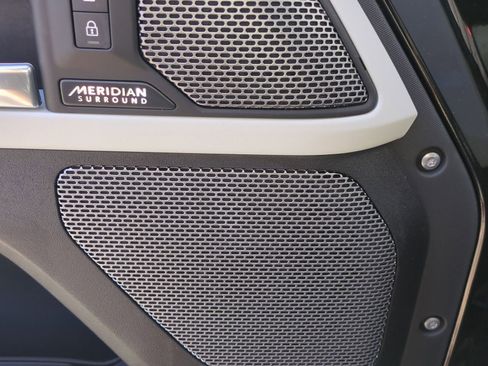 Used 2024 Land Rover Defender 110 SE image 13