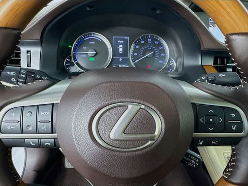 Used 2017 Lexus ES 300h w/ Luxury Package image 16