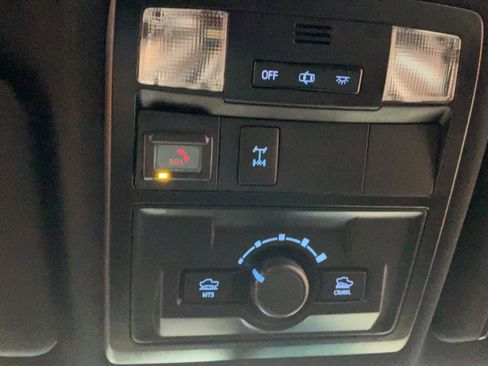 Used 2021 Toyota Tacoma TRD Off-Road w/ Technology Package AWD/4WD image 16